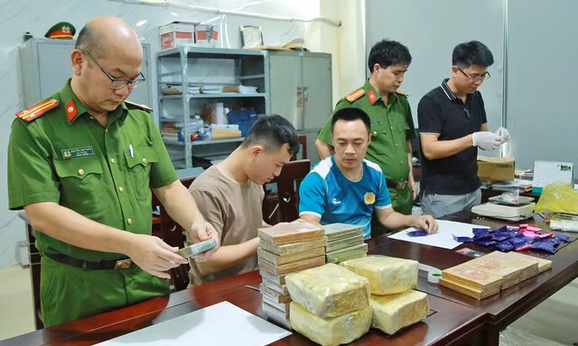 Phá đường dây ma túy xuyên quốc gia, thu giữ hàng chục bánh heroin