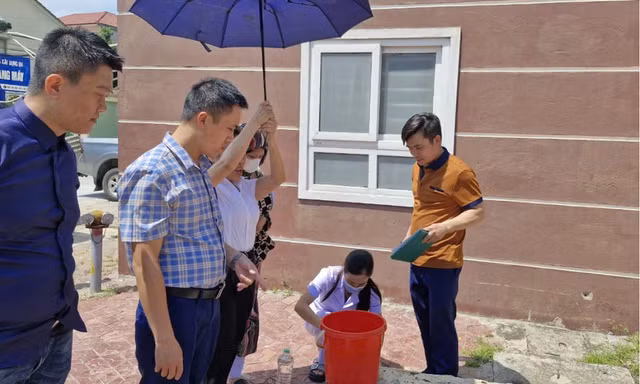 Vụ hàng chục người ngộ độc ở chung cư: Nước bẩn từ ngoài ngấm vào bể nước sinh hoạt