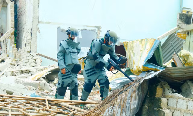 Vụ nổ 4 người thương vong: Cận cảnh quân đội sử dụng thiết bị hiện đại soi chiếu vật liệu nổ