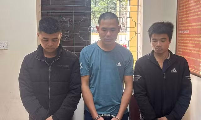 Lái ô tô đâm vào xe của CSGT khi bị yêu cầu kiểm tra