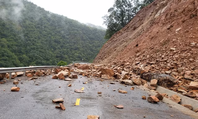 Mưa kéo dài, đất đá trên núi chờ chực sập xuống đường huyết mạch lên cửa khẩu
