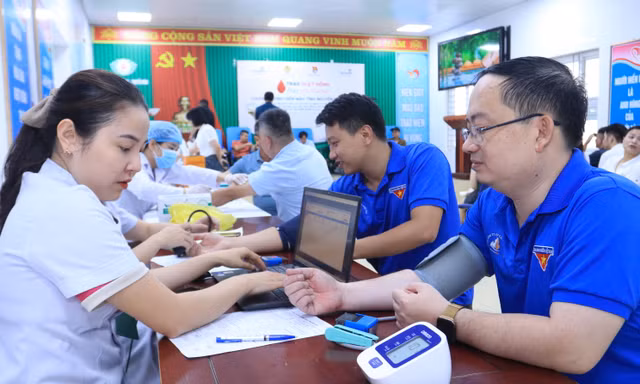 Thanh niên, người lao động xứ Nghệ 'trao giọt hồng - trao yêu thương'