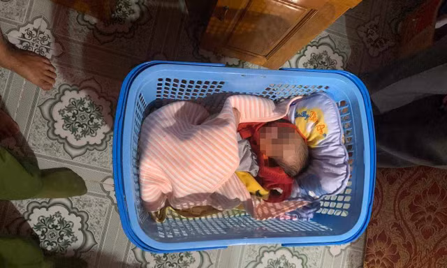 Bé trai sơ sinh bỏ rơi trước cổng nhà vợ chồng hiếm muộn