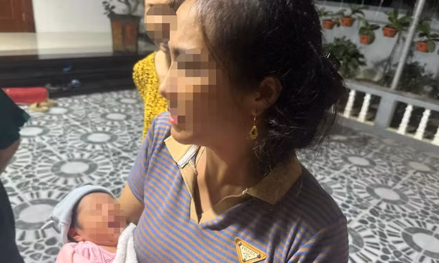 Bé gái sơ sinh bị bỏ rơi trước cổng nhà dân kèm mảnh giấy nhờ nuôi hộ
