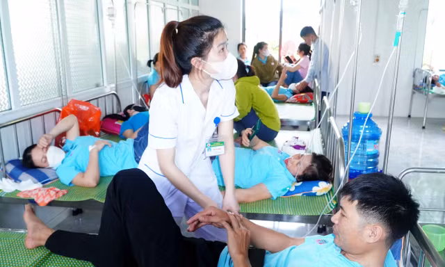 Vụ 71 công nhân ngộ độc tập thể: Kiểm tra bếp ăn, phát hiện 'nhiều tồn tại'