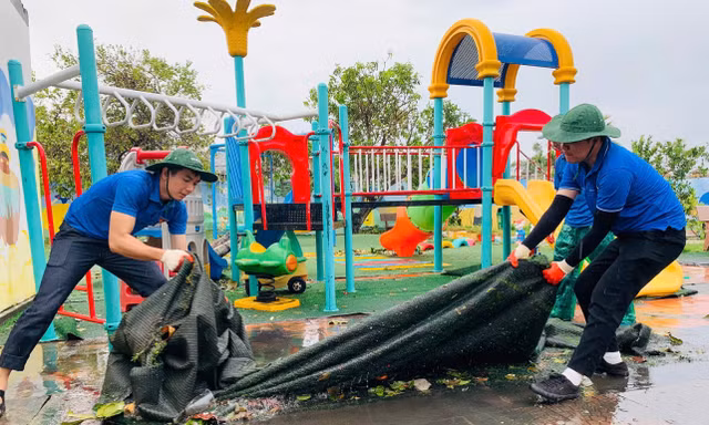 Tuổi trẻ Nghệ An hỗ trợ người dân khắc phục hậu quả mưa bão ở Hải Phòng