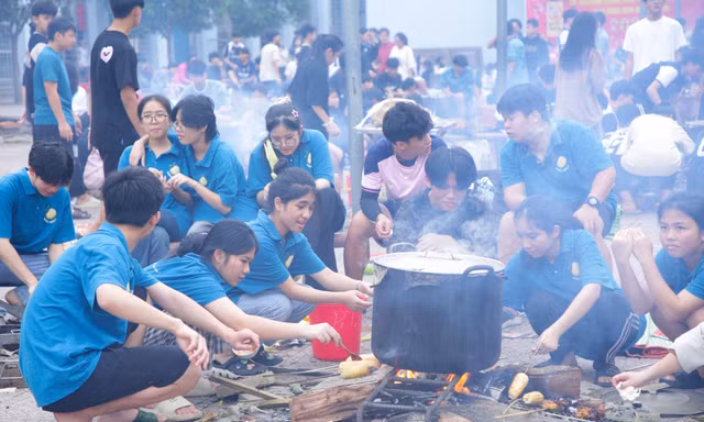 Chiến sĩ bộ đội hướng dẫn du học sinh Lào gói bánh chưng, trải nghiệm Tết Việt