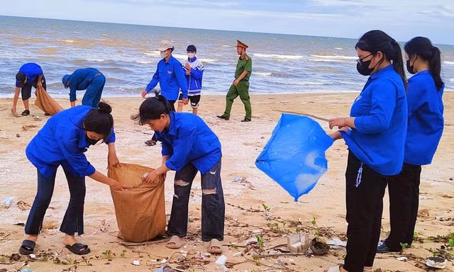 Đoàn viên thanh niên làm sạch bãi biển, hưởng ứng tháng hành động vì môi trường