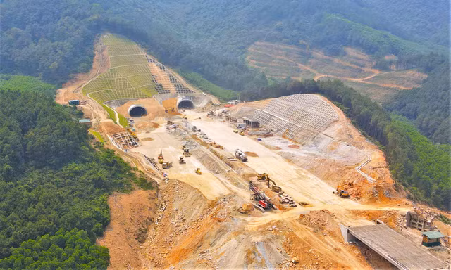 Hầm nghìn tỷ xuyên núi trên cao tốc Bắc - Nam trước ngày về đích