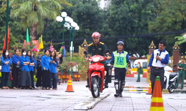 Thanh niên quân đội với văn hóa giao thông