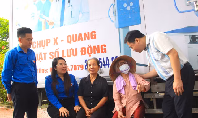 Chương trình 'Nắng mùa hạ' tại Nghệ An khám, cấp thuốc miễn phí cho hàng nghìn người dân