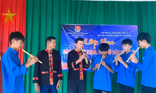 Dạy học sinh, đoàn viên đánh cồng chiêng, thổi kèn lá để bảo tồn văn hóa