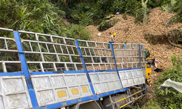 Xe tải chở hàng chục tấn sắn lao vào vách núi khiến 3 người thương vong