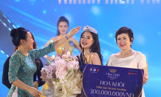 Nữ sinh 16 tuổi giành giải Hoa khôi thanh lịch thành phố Vinh