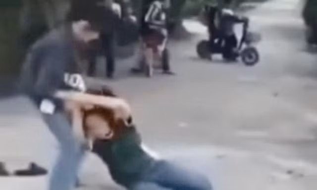Mâu thuẫn chuyện cá cược bóng đá, 2 nữ sinh lao vào đánh nhau
