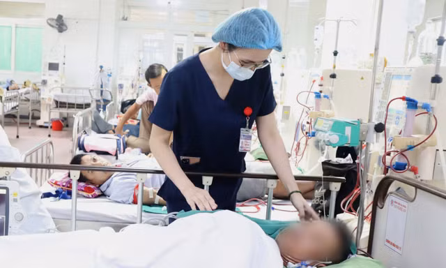 Người đàn ông nguy kịch vì nhiều ngày liền 'uống rượu thay cơm'