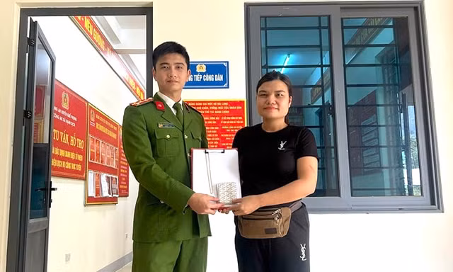 Bất ngờ nhặt được túi vải chứa vàng