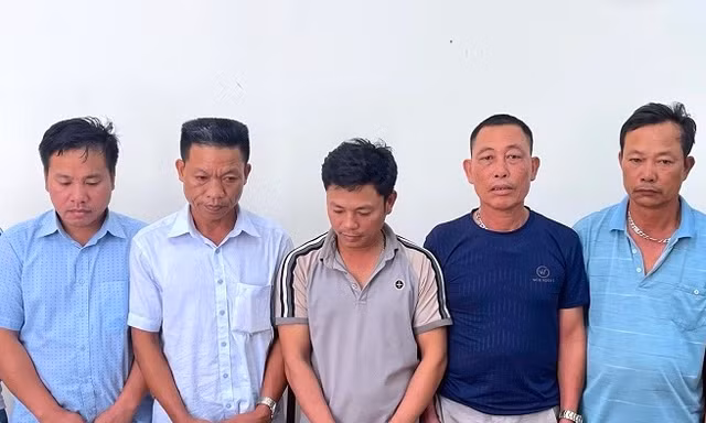 Phá hai đường dây cá độ bóng đá, bắt giữ 13 đối tượng