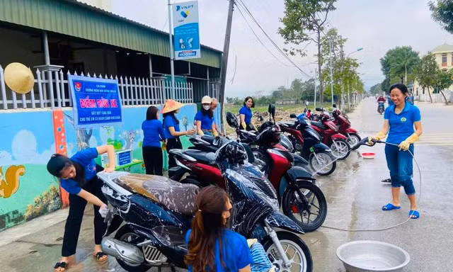 Tiệm rửa xe đặc biệt gây quỹ cho trò nghèo