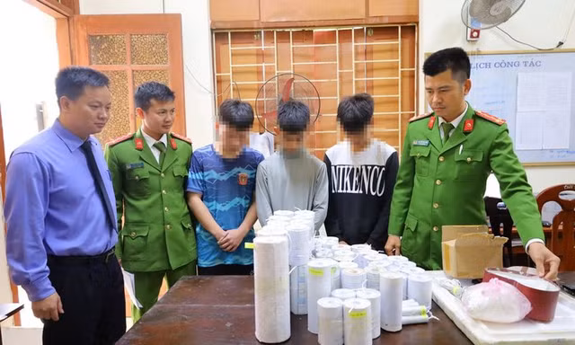 Nhóm học sinh tự chế 3 yến pháo nổ chơi Tết