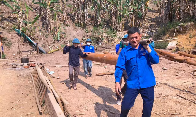 Thanh niên góp sức dựng nhà cho hộ nghèo 