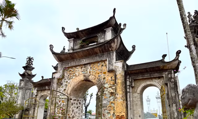 Chiêm ngưỡng di tích cổ ở quê hương Bà chúa thơ Nôm