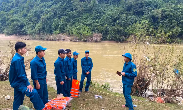 Cả trăm người đi dọc bờ sông tìm kiếm 2 nam sinh nghi bị đuối nước