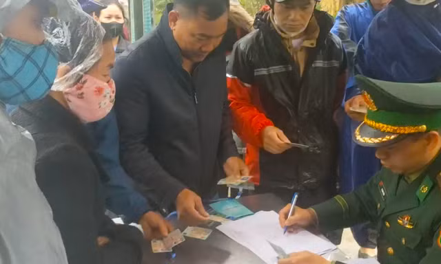 Hàng nghìn người ở biên giới Việt - Lào lần đầu được cấp thẻ đi chợ