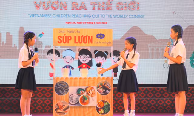 Thiếu nhi Bắc Trung Bộ trổ tài thuyết trình bằng tiếng Anh 'Vươn ra thế giới'