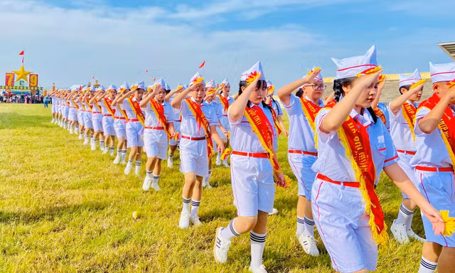 Thiếu nhi Nghệ An đồng diễn nghi thức đội, tổ chức trò chơi dân gian hấp dẫn
