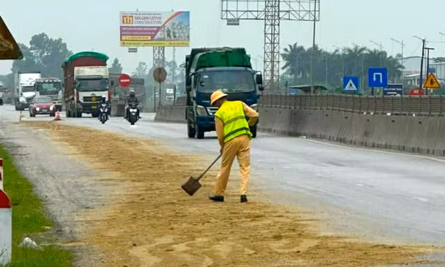 Hàng loạt 'xe đổ, người ngã' trên quốc lộ 1A, CSGT rải cát xử lý dầu loang