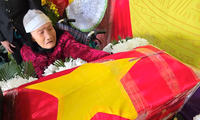 Mẹ 104 tuổi nghẹn ngào đón hài cốt con liệt sĩ sau nửa thế kỷ tìm mộ