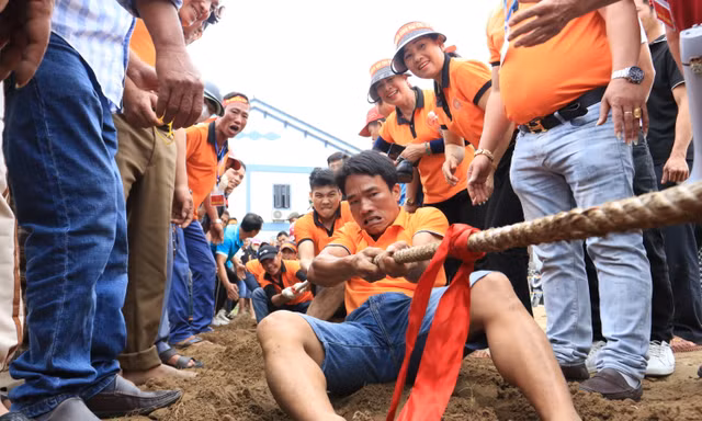 Hàng nghìn người dân đổ về lễ hội Linh Quận Công Nguyễn Trọng Đạt