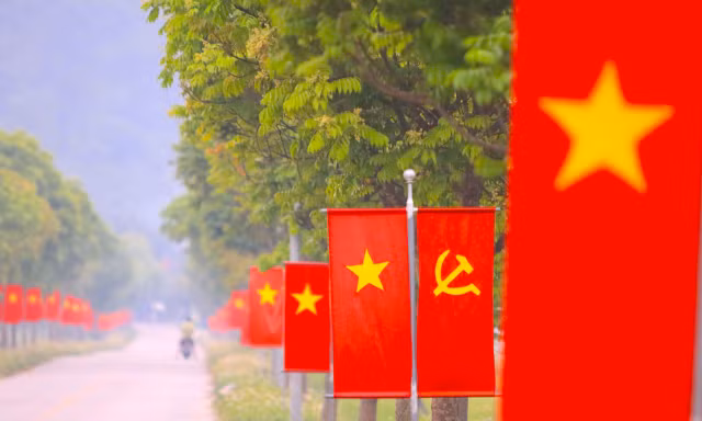 Bản làng biên giới rực rỡ cờ hoa mừng 50 năm thống nhất đất nước