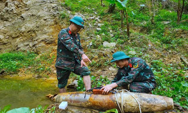 Đào đất làm đường giao thông phát hiện quả bom nặng hơn 2 tạ còn nguyên kíp nổ