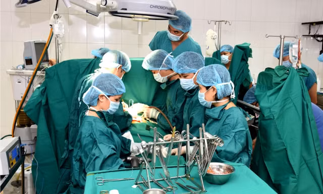 Phẫu thuật 'vá tim' cho bé gái người Lào bị bệnh bẩm sinh phức tạp
