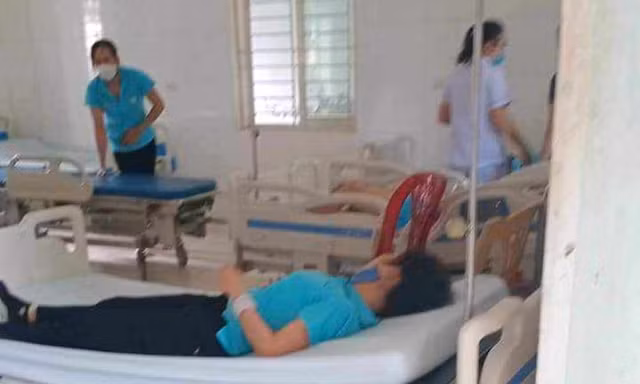 Hàng chục công nhân nhà máy may nghi ngộ độc sau giờ ăn trưa