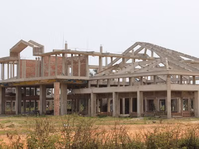 Chợ xây giữa chừng rồi bỏ hoang