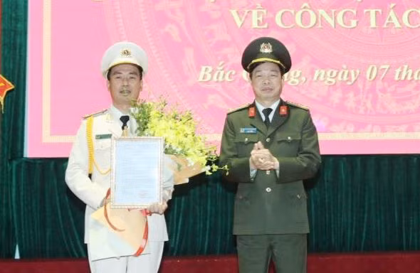 Đại tá Nguyễn Quang Vinh - Giám đốc Công an tỉnh Bắc Giang đã trao quyết định bổ nhiệm Thượng tá Nguyễn Thế Tuấn.