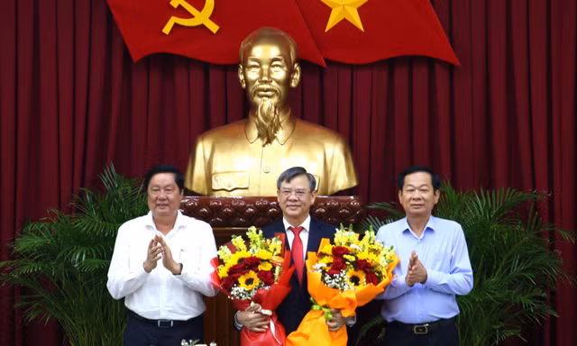 Triển khai quyết định của Ban Bí thư về công tác cán bộ
