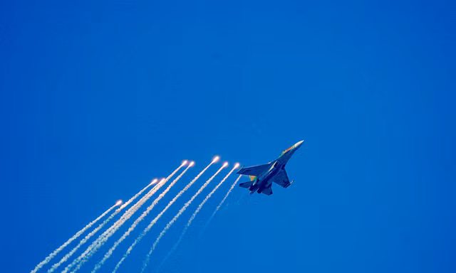 Xem tiêm kích Su-30MK2 chao lượn trên bầu trời TPHCM