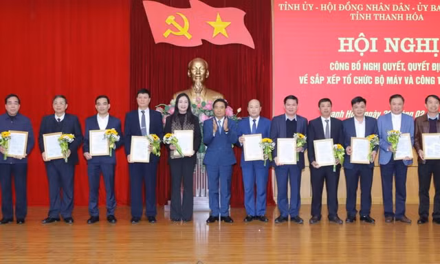 Thanh Hóa công bố nghị quyết, quyết định sắp xếp tổ chức bộ máy và công tác cán bộ 