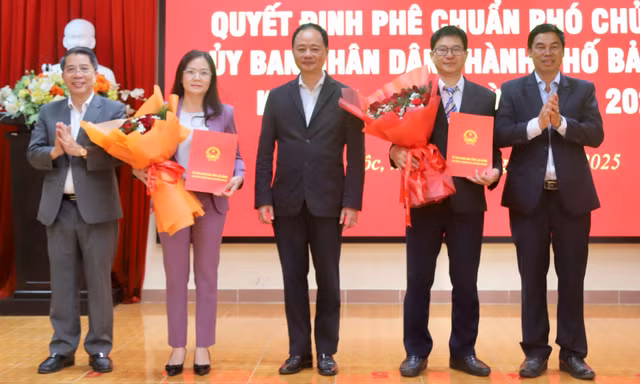 Trao quyết định phê chuẩn hai phó chủ tịch thành phố Bảo Lộc