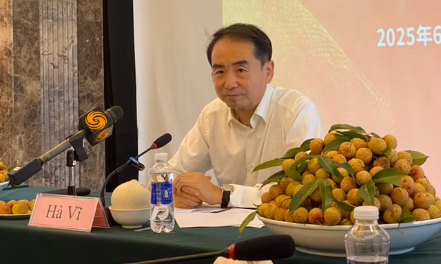‘Cùng thưởng thức vải đỏ - Cùng chia sẻ tình đồng chí’