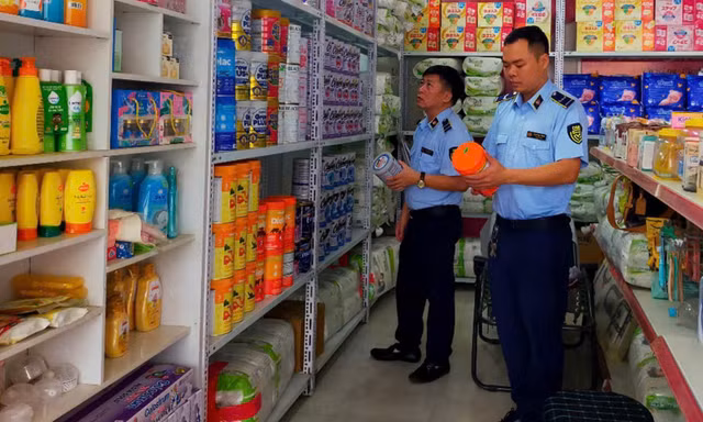 QLTT kiểm tra mặt hàng sữa. Ảnh: Nguyễn Bằng