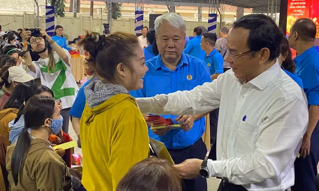 Bí thư Thành ủy TPHCM tặng quà, động viên công nhân về quê đón Tết