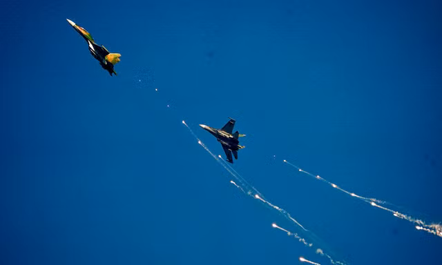 Tiêm kích Su-30MK2 thả bẫy nhiệt trên bầu trời TPHCM