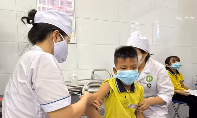 Tiêm vắc xin phòng sởi cho trẻ ở Hải Phòng 