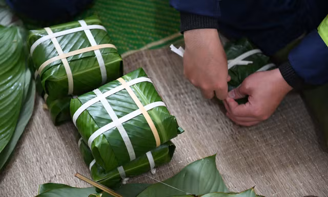 Những người lính áo xanh trổ tài gói bánh chưng đón Tết Nguyên đán