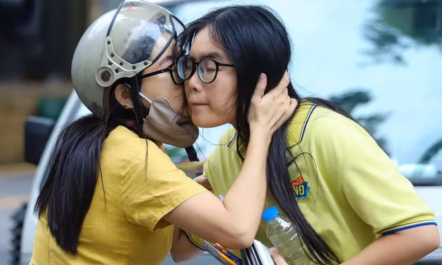 Hà Nội: Thí sinh áp lực thi ngày cuối, phụ huynh đứng ngồi không yên trước cổng trường